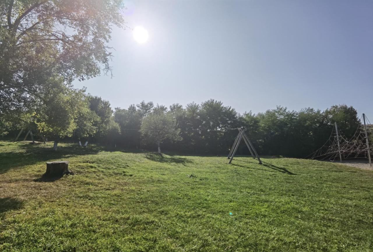 Kinderuni Bekokten Barcut Esterno foto